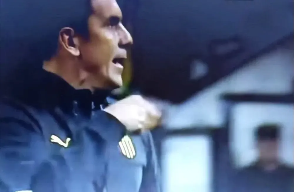 Mauricio Larriera hizo gestos a la Tribuna Henderson en el gol de Ramos