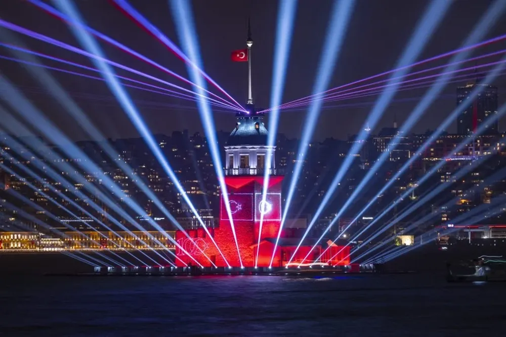 El programa de las celebraciones incluyó fuegos artificiales, desfile naval en el Bósforo, exhibiciones de drones en Estambul e iluminación de monumentos emblemáticos.