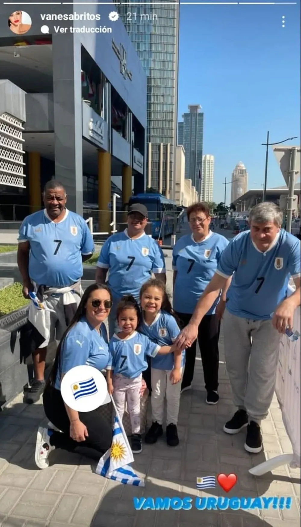 Vanesa Brtios y la familia De la Cruz