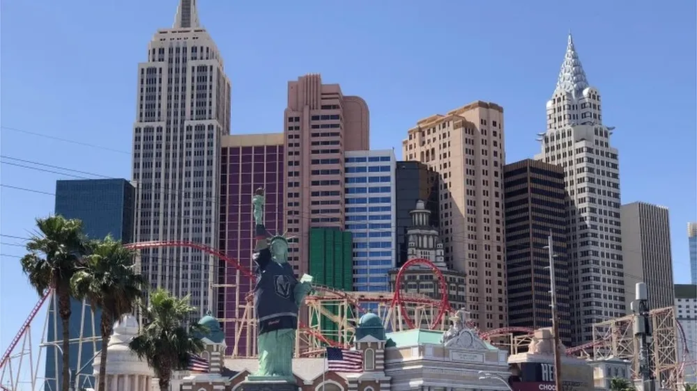El Hotel Casino The New York-New York, en Las Vegas es uno de los emblemas de la ciudad y la estatua esculpida por Robert Davidson suele ser vestida con las camisetas de equipos deportivos antes de juegos importantes.