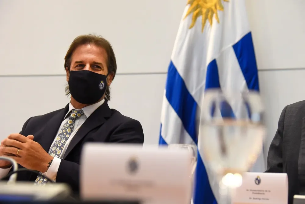 Lacalle recibió en Torre Ejecutiva a senadores que integran la comisión parlamentaria de seguimiento del covid