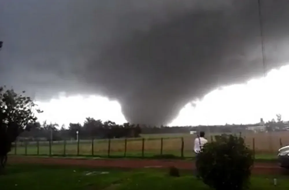El tornado produjo grandes daños y perjuicios.