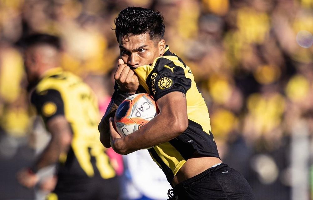 Matías Arezo celebra su gol para Peñarol ante Nacional por la final de la Liga AUF Uruguaya
