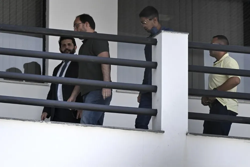 Carlos Bolsonaro (segundo desde la izq.) en el momento en que es allanada su casa en conexión con la causa que le costó el puesto a Alessandro Moretti.