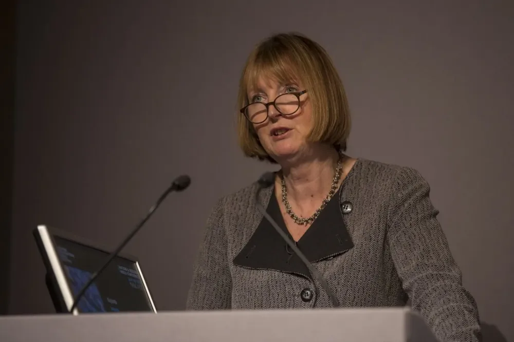 La diputada Harriet Harman, titular de la Comisión de privilegios del parlamento británico, lee el informe condenatorio contra Johnson