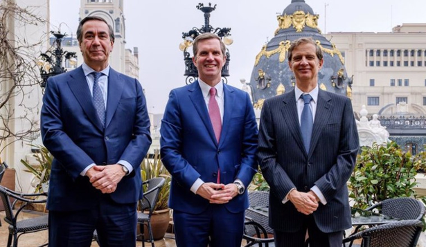 El gobernador de Kentucky, Andy Beshear, y el consejero delegado, Bernardo Velázquez, y el presidente de Acerinox, Carlos Ortega