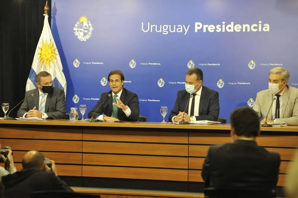 Lacalle Pou anunció que se suspende la educación presencial.