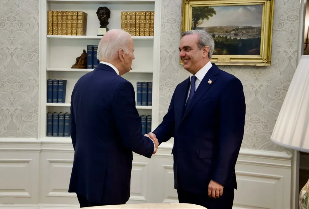 “Buenas noticias, hoy sacamos a 74 estadounidenses, con doble nacionalidad”, dijo Joe Biden junto al presidente dominicano Luis Abinader.