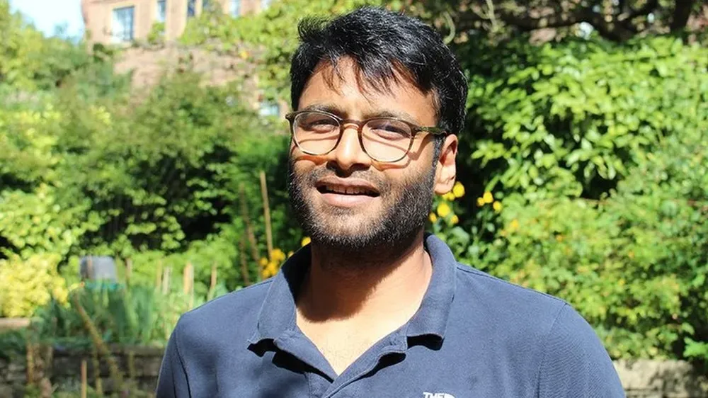 En busca de una explicación para los saltos hidráulicos, Rajesh Bhagat disparó sobre superficies planas chorros de agua hacia arriba y hacia los costados.