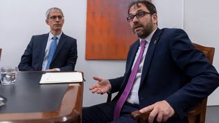 Amos Lintzky (derecha), presidente de la AMIA, y Miguel Bronfman, abogado de la mutual