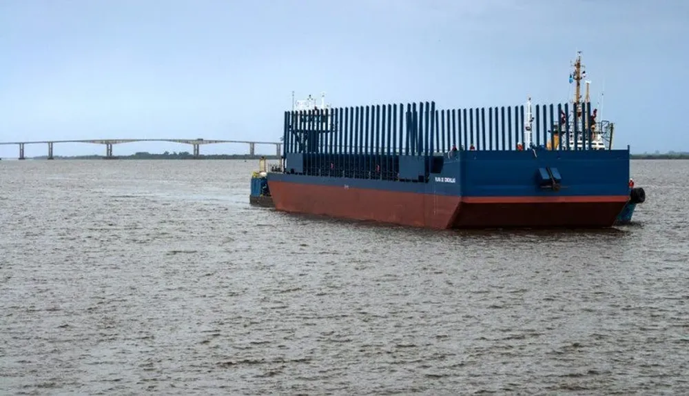 La barcaza utilizada para trasladar la primera carga