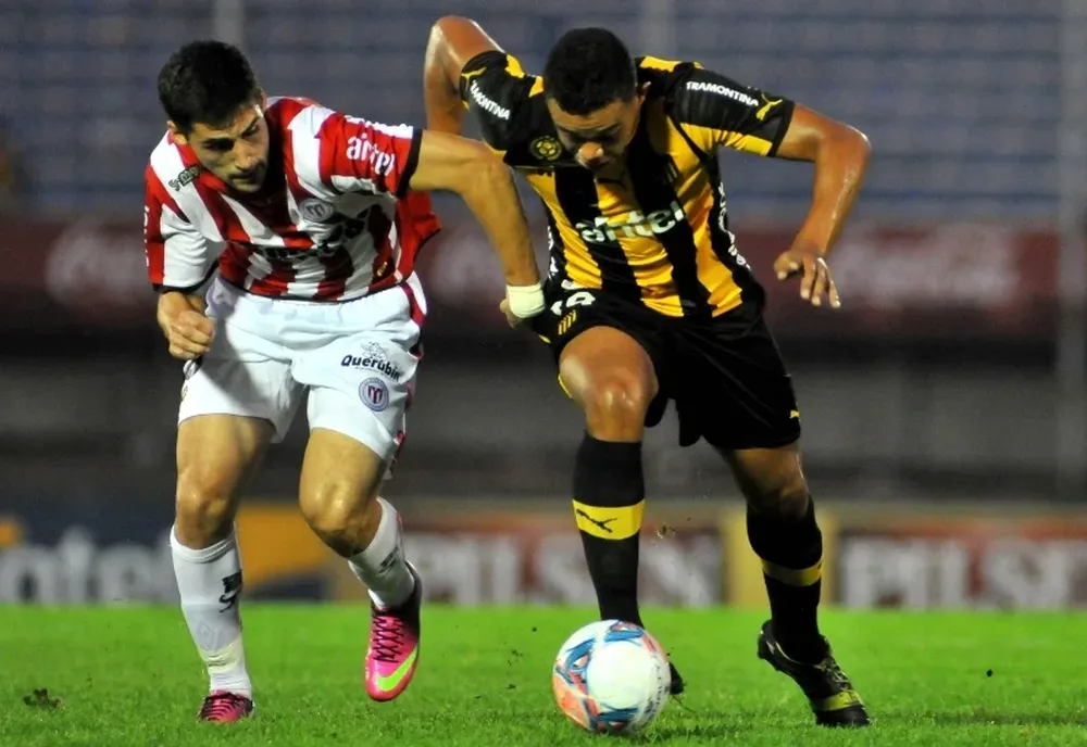 River y Peñarol en partido intenso