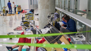 Cientos de personas viven en el Aeropuerto de Barajas.