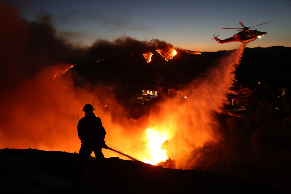 Bombero intenta apagar las llamas de los incendios forestales de Los Ángeles