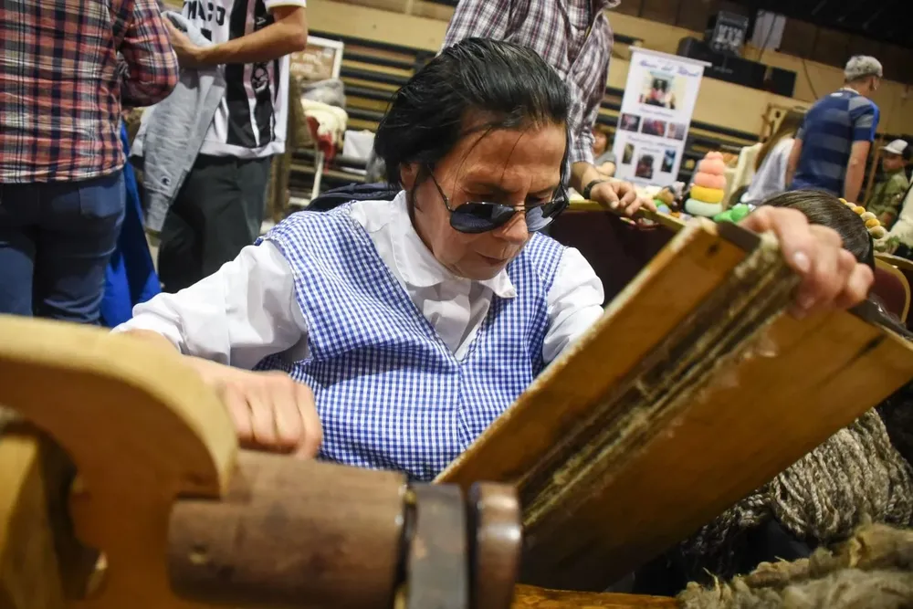 Amanda trabaja con telares y también con ajugas, siempre con lana cruda.