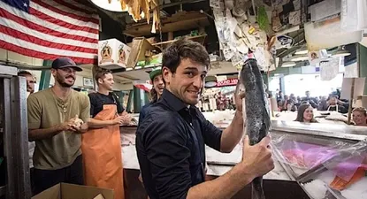 Lodeiro con el pescado en Seattle