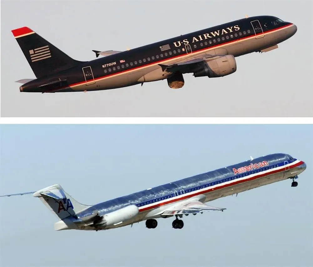 Combo de dos fotografías de archivo que muestra un avión de American Airlines (debajo) y otro de US Airways