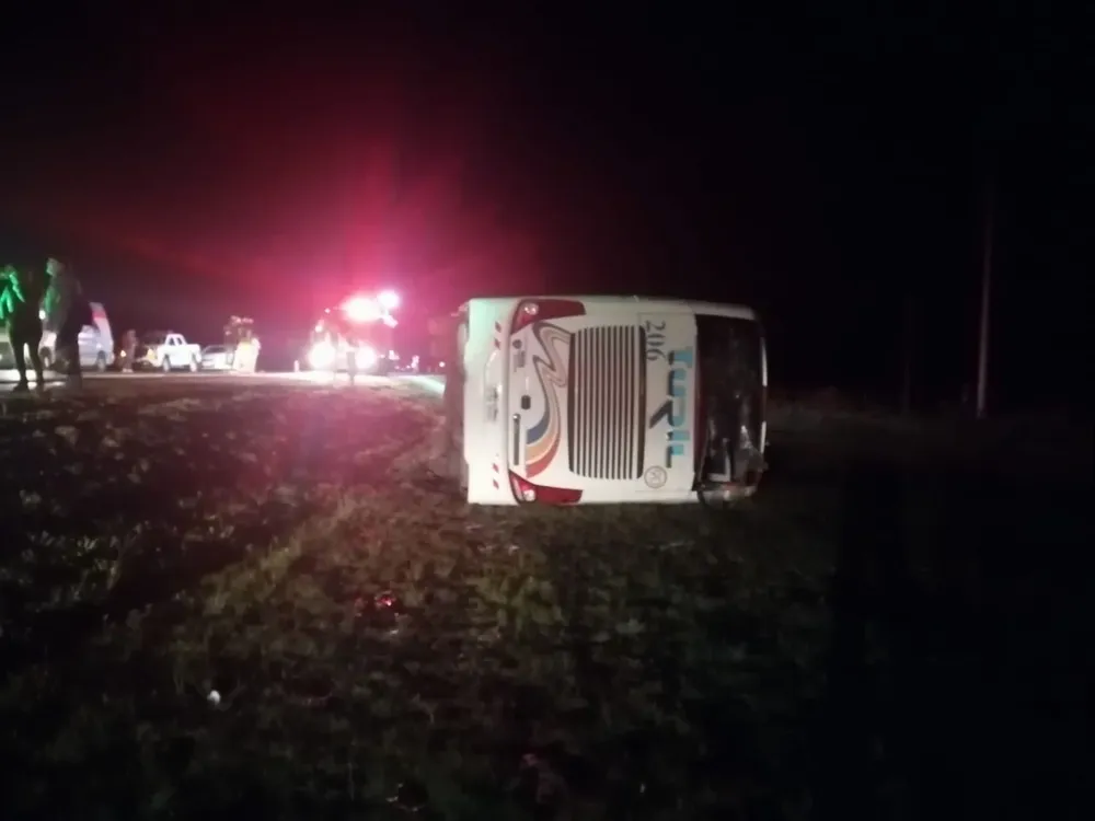 Así quedó el ómnibus de Turil que volcó al costado de la Ruta 5