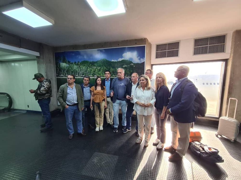 Los parlamentarios Esteban González Pons y el portavoz del PP en el Congreso, Miguel Tellado, en Caracas encabezando la delegación integrada por Macarena Montesinos, Cayetana Álvarez de Toledo y Belén Hoyos. &nbsp;