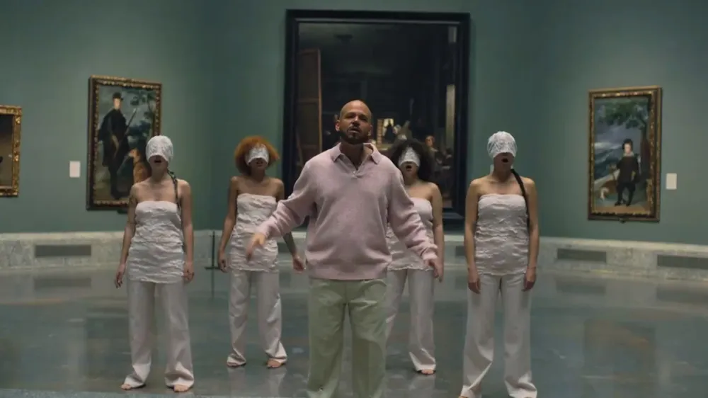 Residente ha grabado un nuevo vídeo de su tema 313 en el Museo del Prado.