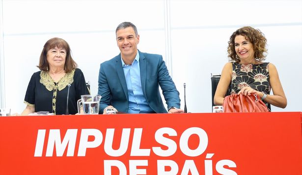 (I-D) La presidenta del PSOE, Cristina Narbona, el presidente del Gobierno y Secretario General del PSOE, Pedro Sánchez y la vicesecretaria general del PSOE, vicepresidenta primera del Gobierno y ministra de Hacienda, María Jesús Montero, durante la reunión de la Ejecutiva Federal, en la sede del PSOE, a 2 de septiembre de 2024, en Madrid (