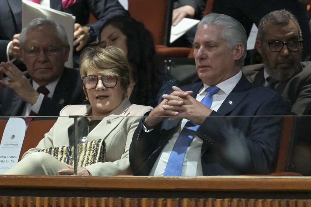 El presidente de Cuba Miguel Díaz-Canel y su esposa en la asunción de la presidenta de México Claudia Sheinbaum.