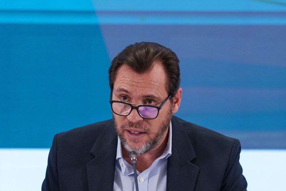 EuropaPress_7239596_ministro_transportes_movilidad_sostenible_oscar_puente_atiende_medios_rueda