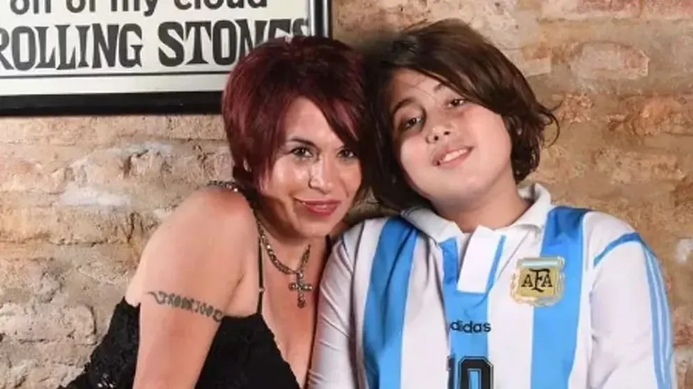 Alejandra Romero y su hijo