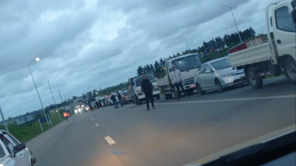 Los comerciantes se manifestaron bloqueando los accesos a la UAM