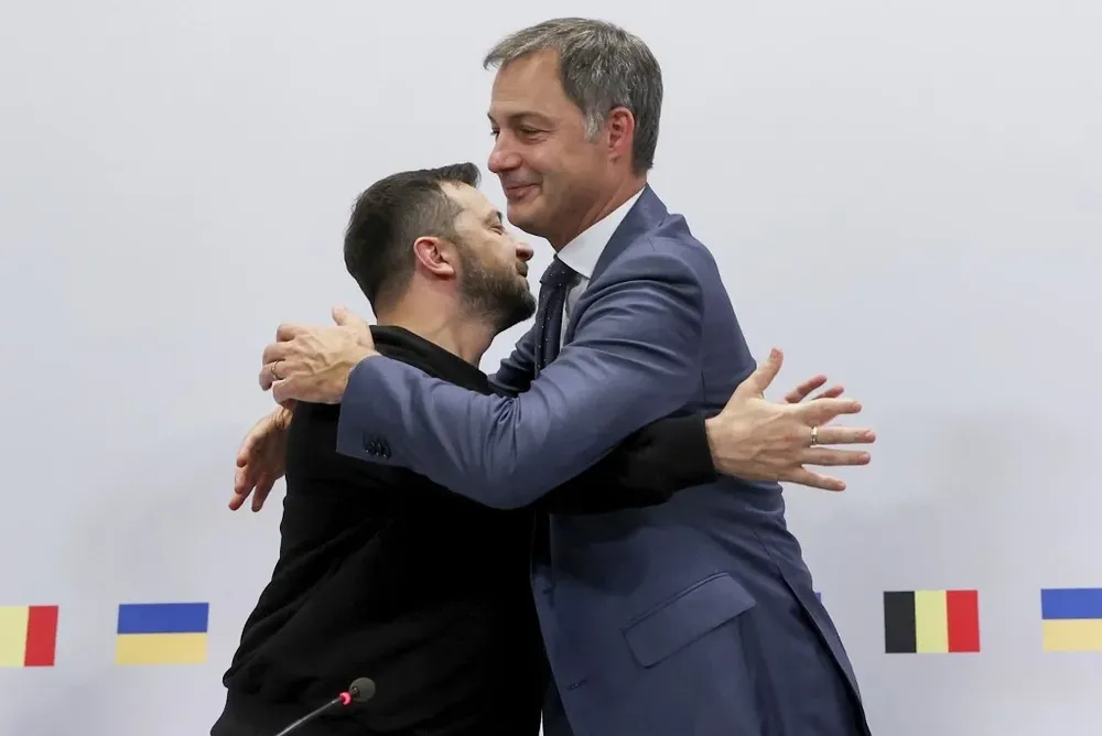 Volodimir Zelensky y el primer ministro belga, Alexander De Cro se saludan en Bruselas luego de una conferencia de prensa.