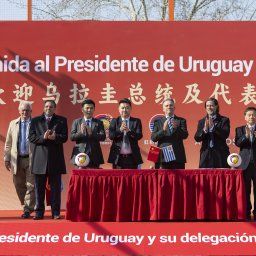 Eduardo Ache, integrante del comité ejecutivo de la AUF; Ignacio Alonso, presidente de la AUF, y Yamandú Orsi, presidente de la República, en la gira del gobierno uruguayo por China Eduardo Ache, integrante del comité ejecutivo de la AUF; Ignacio Alonso, presidente de la AUF, y Yamandú Orsi, presidente de la República, en la gira del gobierno uruguayo por China