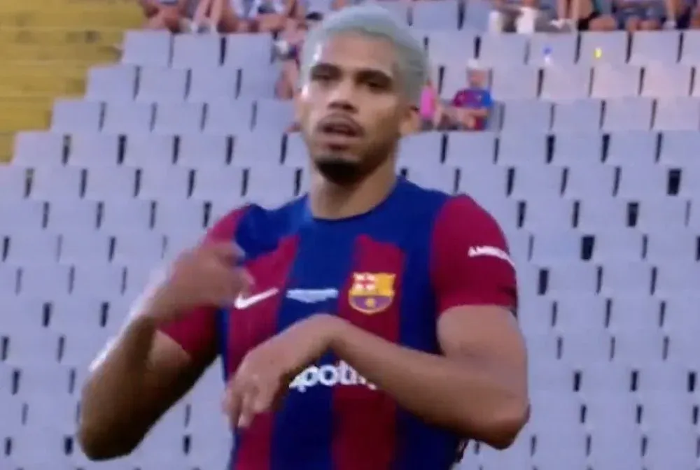 Ronald Araujo pide el cambio en Barcelona en el último amistoso de la pretemporada