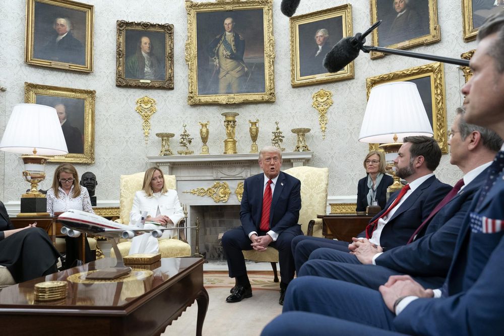 La primera ministra de Italia, Giorgia Meloni, y el presidente de EEUU, Donald Trump, en el Salon Oval de la Casa Blanca. EFE