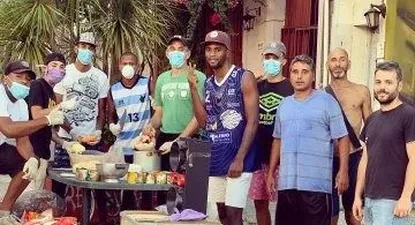 El gesto de Mathías Acuña: cocinó con sus amigos para los más necesitados