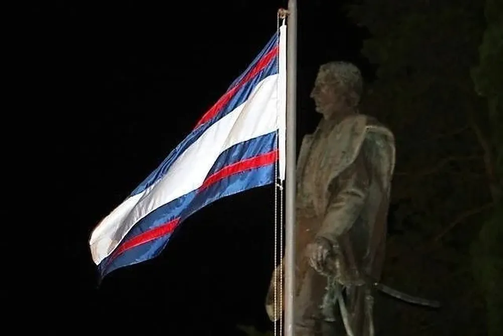 La primera bandera de Artigas flameando en un homenaje en Piriápolis