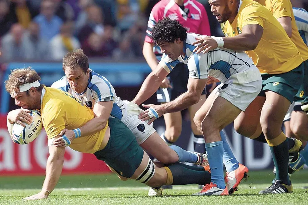 Juan Gaminara tackleando a un Wallabie; fue el mejor de Los Teros contra Australia