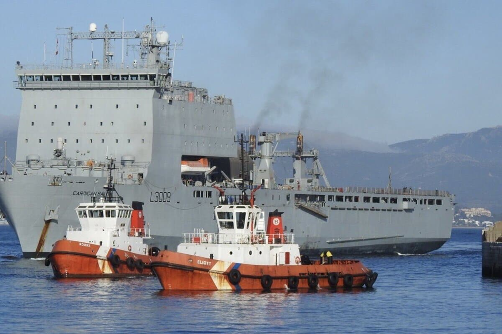 Buques británicos realizando maniobras militares.