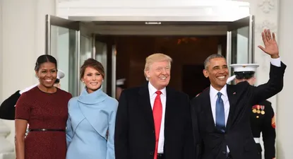 Barack y Michelle Obama le dan la bienvenida a Donald Trump y su esposa en la Casa Blanca.