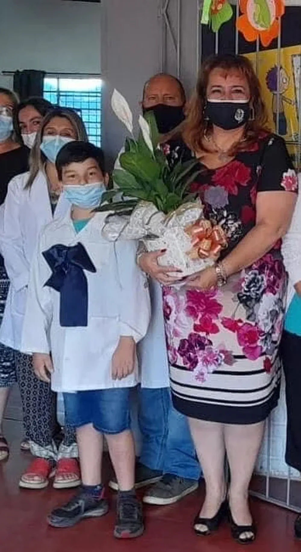 La ministra de Vivienda en la polémica visita a la escuela.