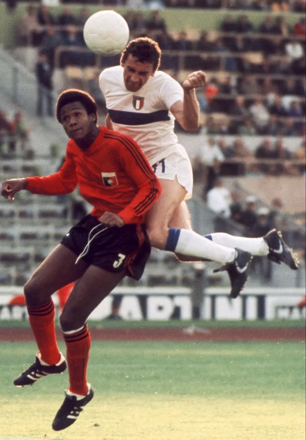 Luigi Gigi Riva en el aire