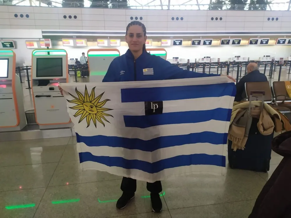 Gabriela Bouvier con la bandera uruguaya