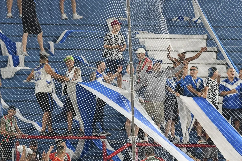 Hinchas de Vélez en el Parque Central