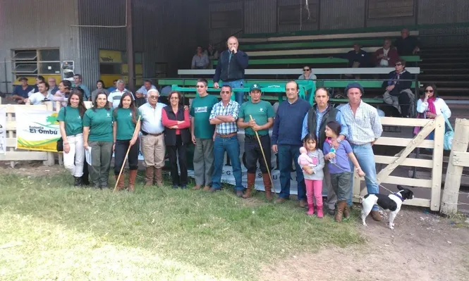 La familia anfitriona, el personal y el equipo del escritorio