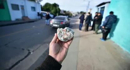 Piedra utilizada por los vecinos para atacar a la Policía en el barrio Marconi