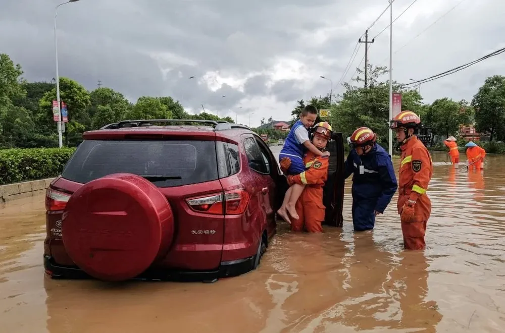 Por el tifón Doksuri, escuelas y servicios cerraron y se evacuó a los trabajadores de los campos de petróleo y gas en alta mar