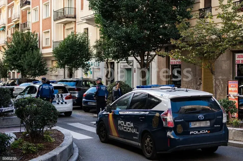 Coches de la Policía Nacional en la zona donde se ha disparado al exlíder del Partido Popular de Cataluña y cofundador de Vox, Alejo Vidal-Quadras,