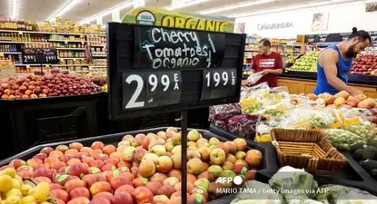 La gente compra en la sección de productos agrícolas de una tienda de comestibles en Los Ángeles.