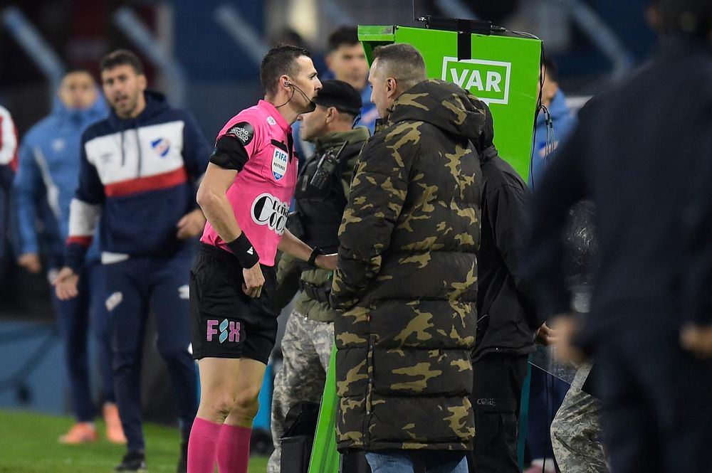 Andrés Matonte revisando el VAR en el partido entre Nacional y Albion