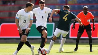 Luis Haquín de Bolivia disputa un balón con Manuel Ugarte de Uruguay por Eliminatorias