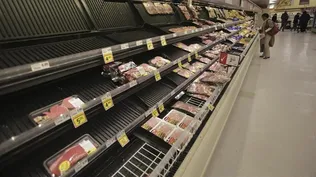 EEUU- Una mujer observa un estante de productos cárnicos en un supermercado al que acudieron numerosos cuidadanos